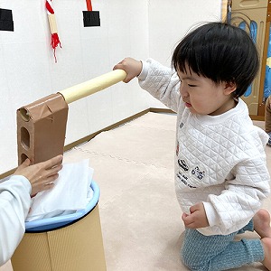 餅つきを楽しむ子ども