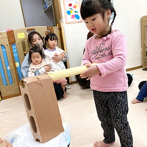 餅つきを楽しむ子ども