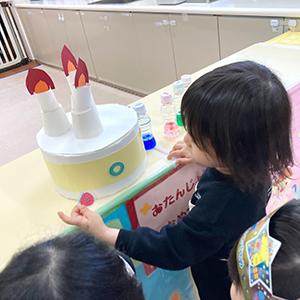 ケーキの飾り付けをする子ども