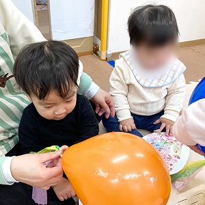 風船をみつめる子どもたち