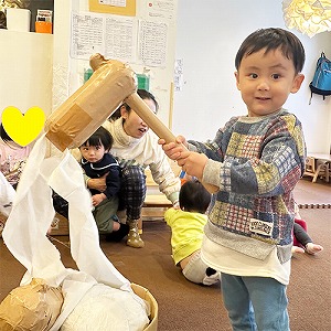 餅つきあそびを楽しむ子ども