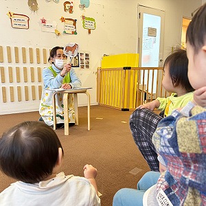 紙芝居を楽しむ子どもたち