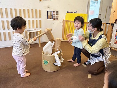 餅つきあそびを楽しむ子どもたち