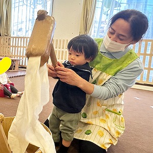 餅つきあそびを楽しむ子どもと保育士