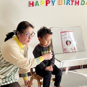 インタビューをする保育士と答える子ども