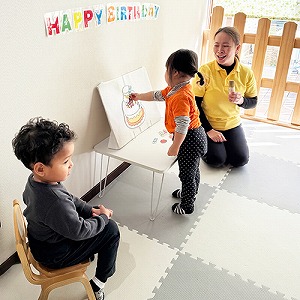 ケーキをデコレーションする子ども