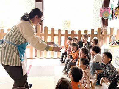 エプロンシアターを笑顔で楽しむ子どもたち