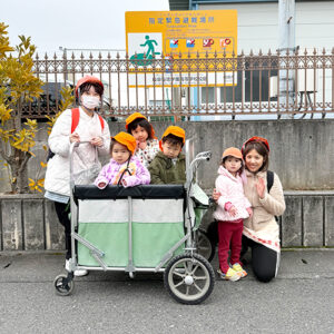 避難を終えた保育士と子どもたち