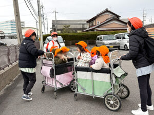 避難所へ集まる保育士と子どもたち