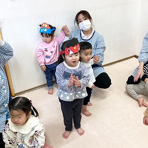 鬼のパンツを踊る子どもたち