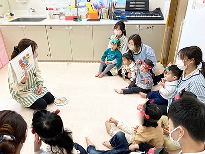 先生から節分の話を聞く子どもたち