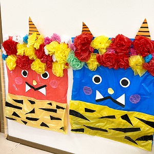 子どもたちが髪の毛を飾り付けした赤鬼青鬼の顔