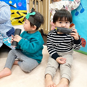 恵方巻を食べる真似をする子どもたち