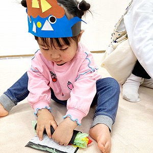 恵方巻を作る子ども