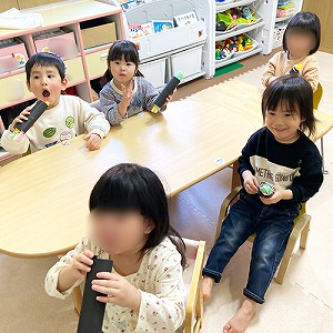 恵方巻を食べる真似をする子どもたち
