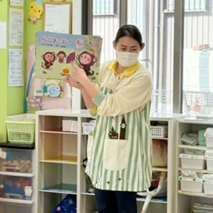 紙芝居を披露する保育士