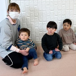 先生の紙芝居を聞く子どもたち