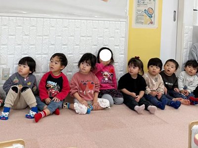 先生の紙芝居を聞く子どもたち