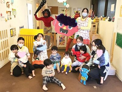 節分会のあとに鬼さんも一緒に記念撮影