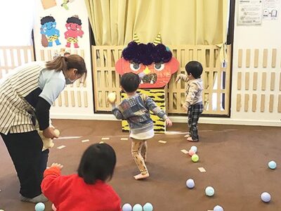ボールを投げて鬼退治をする子どもたち