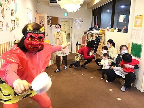 でんでん太鼓を持って登場する赤鬼