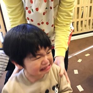 鬼が怖くて泣いてしまう子ども