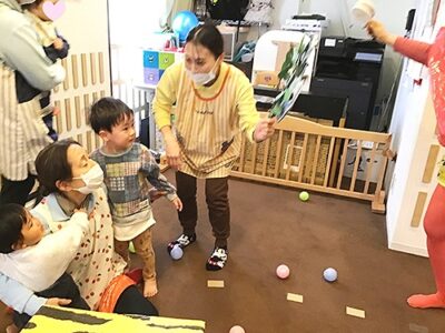 柊鰯を持って「おにはそと!」と鬼退治に挑む子ども