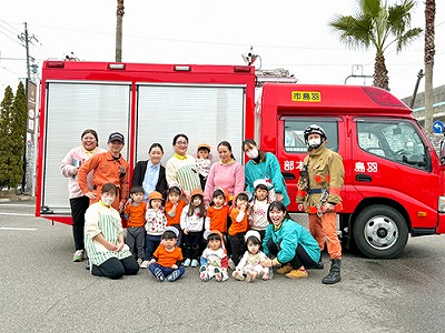消防車の前で消防士さんと記念撮影