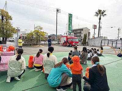 消防士の話を聞く子どもたち