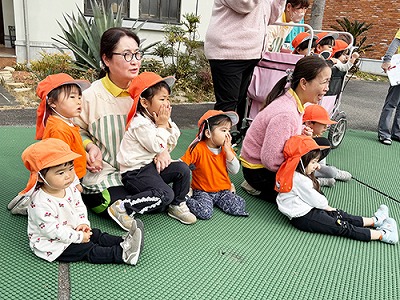 先生の様子をみつめる子どもたち