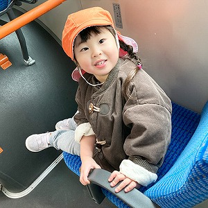 バスの座席に座って笑顔を見せる子ども