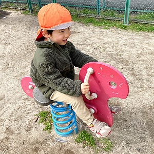公園の遊具で遊ぶ子ども