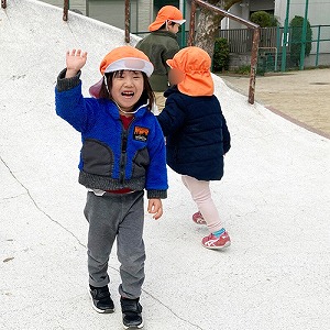 公園の山形遊具で元気に遊ぶ子どもたち