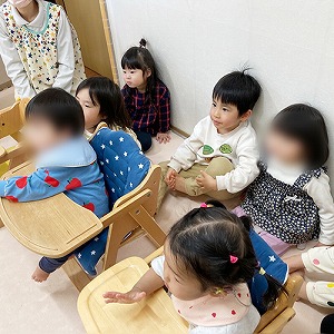 スケッチブックシアターを夢中でみつめる子どもたち