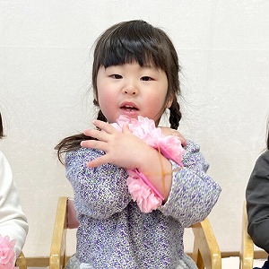 お花の腕輪をつけてもらった卒園児