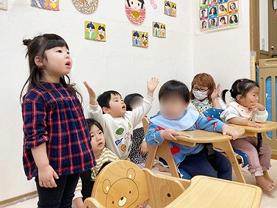 スケッチブックシアターを夢中でみつめる子どもたち