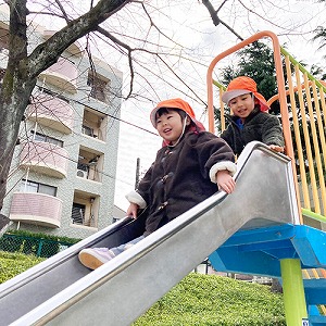 滑り台を滑り降りる子どもたち