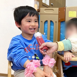 インタビューに答える卒園児