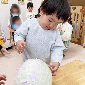 ぼんぼりを作る子ども