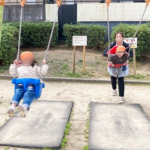 ブランコで遊ぶ子どもたちと保育士