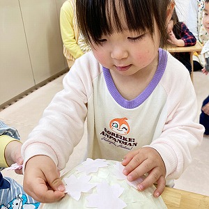 ぼんぼりを作る子ども