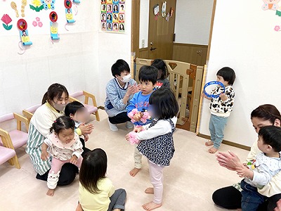 お別れ会で歌をうたう園児たち