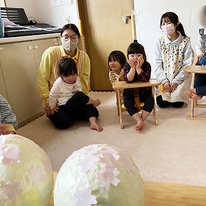 作ったぼんぼりをみつめる子どもたち