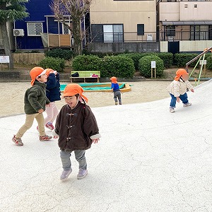 公園の大きな山型遊具で遊ぶ子どもたち