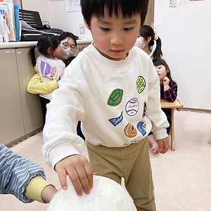 作ったぼんぼりを触る子ども