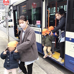 バスから降りる子どもたちと保育士