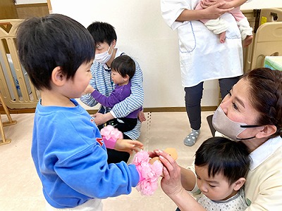 先生にありがとうのお花を渡す卒園児