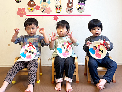 ひなまつりの制作を持って記念撮影