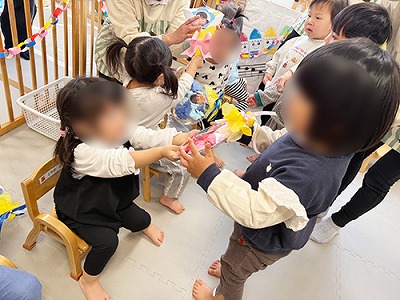 在園児とプレゼント交換をする卒園児