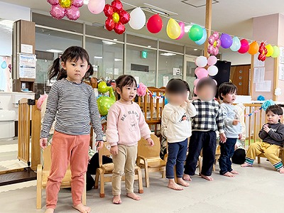 歌を披露する卒園児たち